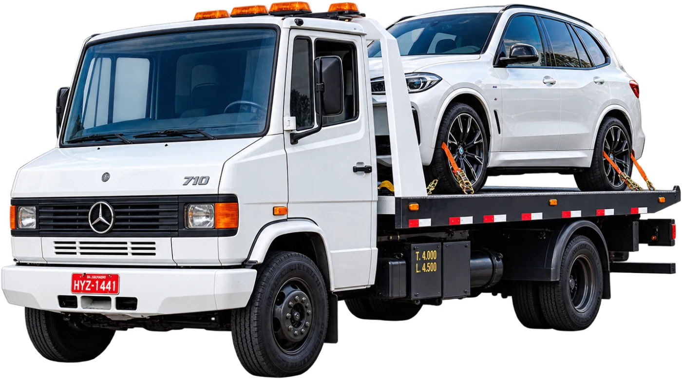 Guincho plataforma branco Mercedes-Benz 710 levando um SUV branco preso com cintas